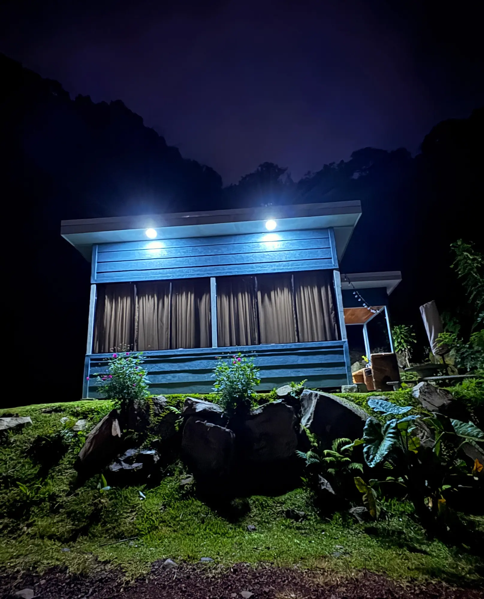 Cabaña Chalet Luna y Miel iluminada durante la noche